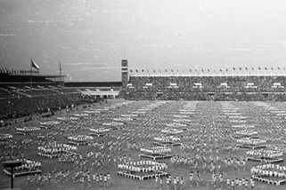 Vzpomínka na spartakiádu: Komunisti potěšili asi jen děti, těm pražským začínaly letní prázdniny o dva týdny dřív – Lifee.cz