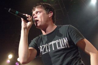 Zemřel zpěvák Brad Arnold. Ve 47 letech podlehl rakovině - Novinky
