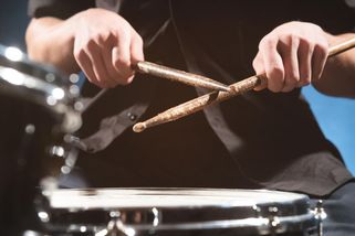 Bubeník australské skupiny při hraní na pontonovém pódiu spadl do vody, kde se vyskytují žraloci - Novinky