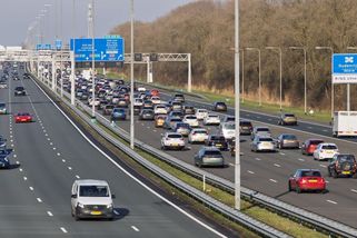 Nizozemský senior jel s veteránem na dálnici příliš pomalu, přišel na místě o řidičák - Novinky