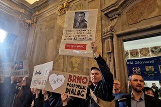 Křik, dohady, transparenty. Na zastupitelstvu v Brně se střetli příznivci a odpůrci sjezdu sudetských Němců - Novinky