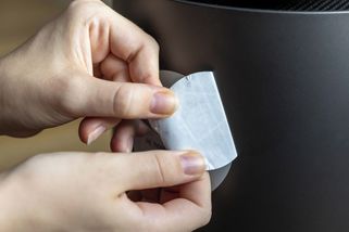 Taky vás štve lepidlo po etiketách? Tyhle triky sundají štítky rychle a beze stop