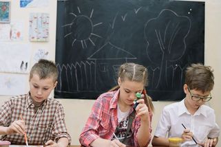 Moje dítě přineslo ze školy poznámku. Když jsem zjistila proč, šla jsem učitelce zatleskat - Médium.cz