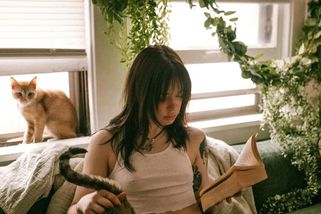 Nesnesitelná zákaznice má alergii na laktózu. Schválně jsem jí dala do kávy mléko - Médium.cz