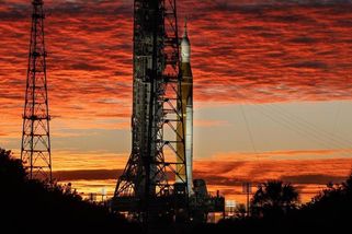 Přežít 45 minut bez signálu za Měsícem. Jak vypadá nejnebezpečnější fáze mise Artemis II