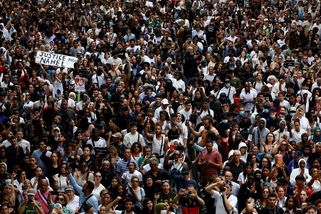 Matka zastřeleného mladíka vedla pietní průvod. Akce přerostla v násilnosti - Novinky