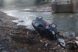 „Jel jsem podle navigace.“ Řidič sjel autem do řeky Bělá, kde před povodní vedla silnice - Novinky