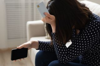 Falešní bankéři s fiktivním policistou obrali po telefonu ženu z Frýdku o stovky tisíc - Novinky