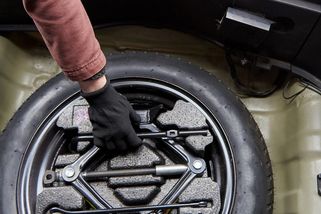 Rezervní kolo z aut tiše zmizelo a většina řidičů to zjistí, až když je pozdě. Automobilky mají svůj důvod