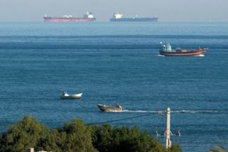 Armáda tankerů v Hormuzu změnila směr. Vydala se k pobřeží USA - Novinky