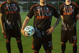 Zpátky mezi paneláky. Sparta ukázala nové dresy - Sport.cz