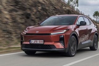 Dojezd 600 km nebo zrychlení hot-hatche: Řídili jsme elektrickou stylovku Toyoty, je úsporná jako její vyhlášené hybridy - Garáž.cz