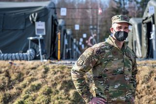 Armáda hlásí splněný rekrutační cíl pro rok 2026. Pomohl štědrý nástupní plat i mírnější podmínky - Médium.cz