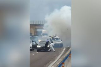 Drsné záběry z italské silnice. Ozbrojené komando přepadlo za bílého dne pancéřovanou dodávku - Novinky