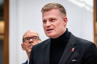 Senátor Láska naložil Turkovi kvůli ČT a rozhlasu. Označil ho za nulu a otravnou mouchu a vysmál se jeho roli na tiskovce