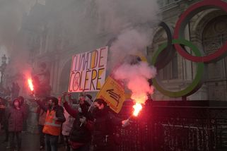 Ústavní rada potvrdila platnost Macronovy důchodové reformy. Francouzi od rána staví barikády