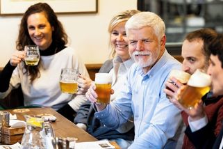 Výhledy na metropoli, koně a pivo. Prezident Pavel na blátivé cestě Prahou - Seznam Zprávy