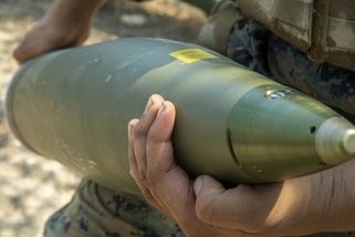 Jenom ČR by mohla třeba Ukrajině dodávat až 100 000 dělostřeleckých granátů měsíčně, sama na to ale kapacitu nemá