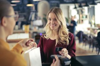 Má obchodník právo odmítnout kartu a žádat hotovost? Zákon říká že ano, banky to ale vidí jinak - Proženy.cz