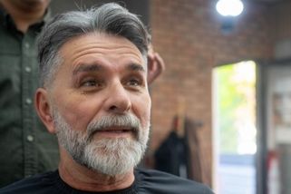 Barber za 500 Kč vs. kadeřnice odvedle za 150 Kč. Proč se čeští muži tak brání změně? Jak to chodí v barber shopu?