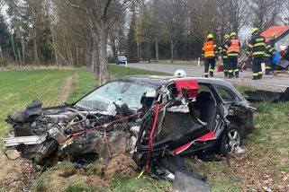 Mladý řidič v Audi vlétl při předjíždění na Jindřichohradecku do traktoru. Kolo se utrhlo i z valníku - Novinky
