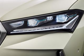 Nové škodovky dostaly speciální designový prvek. Jmenuje se Crystallinium, je unikátní, a i proto byl problém s homologací - Garáž.cz