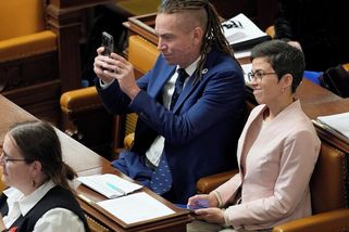 Ministr nechodí na interpelace? Sebereme mu peníze, navrhují Piráti - Novinky