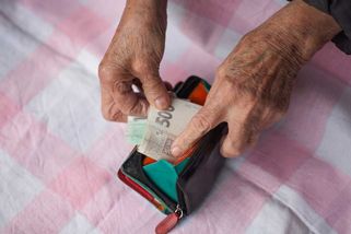 Přibývá lidí, kteří nevyjdou s penězi. Hledají brigády, darují plazmu - Seznam Zprávy