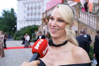 Zatraceně sexy Anna Marie Kánská: Její šaty odhalily téměř vše. Šílené modřiny po drsném pádu ale schovat dokázala - Super.cz