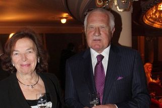 Vnučka Václava Klause se vdala. Podívejte se, jak to nevěstě slušelo