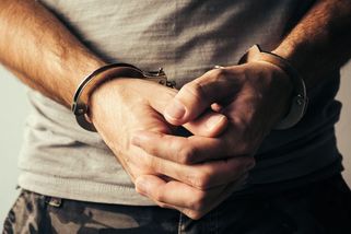 Brutální napadení v Chebu. Mladík mlátil a kopal seniora, pak na něj vytáhl nůž - Novinky