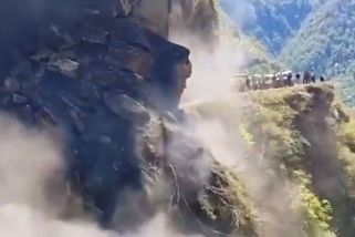 Děsivé záběry. Obří sesuv pohřbil silnici v Indii přímo před kolonou aut - Novinky