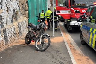 Řidiče motorky zadrželi krátce po útěku od nehody na Kladensku. Oblečený v motorkářském tvrdil, že neřídil - Novinky