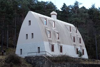 Věděli jste, že Gaudí navrhl i horskou chatu? Jeho autorství potvrdili až nyní - Novinky