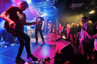 Kapela přišla o zpěváka i kytaristu. Nehodu na dálnici D1 připomene koncertem - Seznam Zprávy