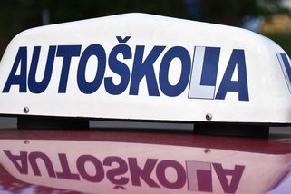 Učitel autoškoly v Jihlavě popadl volant místo žáka a najel na přechod, kde šla jeho expřítelkyně - Novinky