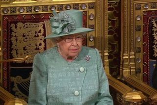 Královna Alžběta II. je po noci v nemocnici zpátky na hradě Windsor - Novinky