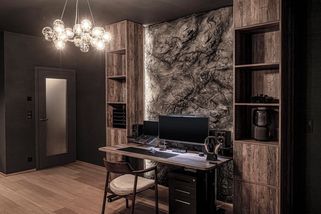 Malý byt, tmavé barvy a obří zrcadla z baletního sálu: Tohle 2+kk vás překvapí atmosférou!