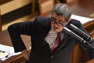 ŽIVĚ: Babiš na mimořádné schůzi sněmovny urážel op...