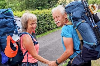 Je nám dohromady 134 let. Stezka Českem nás hned na startu tvrdě zastavila - Médium.cz