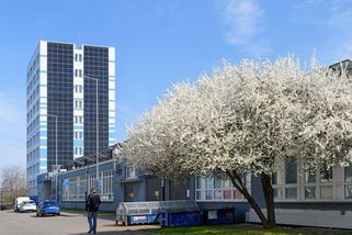 Dopravní podnik v Praze ušetří 152 milionů korun díky fasádním solárům za 423 milionů - Novinky