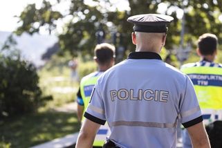 Policista v Ivančicích zastřelil agresivního muže, který předtím zranil tři lidi - Seznam Zprávy