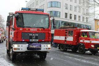 Fotogalerie: Městem projela na Silvestra spanilá jízda 66 hasičských vozů, od moderních po veterány - Médium.cz