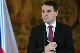 Macinko, klausovský lokaji a uražený trpaslíku, vz...