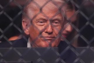 Místo diplomacie zamířil prezident Trump na UFC. V USA se mluví o jeho selhání