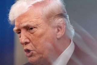 Trump se po kritice papeže pasoval do role Ježíše. Zveřejněný obrázek pobouřil internet