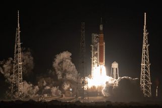 stoplusjednicka.cz/pripraveni-ke-startu-mise-artemis-ii-ma-po-pulstoleti-vratit-lidi-k-mesici-otestovat-technologie