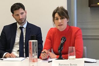 V Británii zakázali pornografii, která ukazuje styk mezi nevlastními příbuznými - Novinky