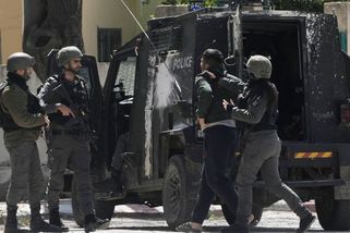 V popelářském voze se pokoušelo dostat do Izraele 68 Palestinců - Novinky