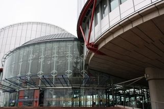 Matka se s dětmi přestěhovala 200 kilometrů od otce. Justice nezasáhla, teď za to stát musí platit - Novinky